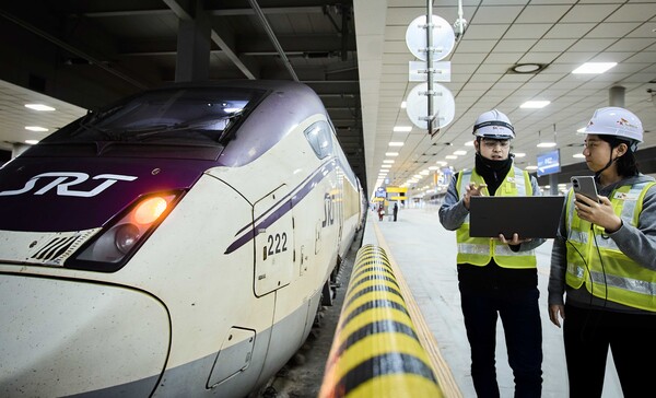  SKT, SK오앤에스 직원들이 수서역 인근에서 네트워크 현황을 점검하는 모습. [사진: SKT]