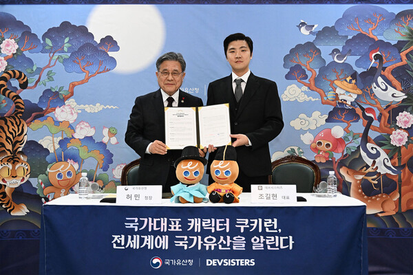 허민 국가유산청장(왼쪽)과 조길현 데브시스터즈 대표가 국가유산의 활용·홍보 및 제48차 유네스코 세계유산위원회 회의의 성공적인 개최를 위한 업무협약을 체결하고 기념사진을 촬영하고 있다. [사진: 데브시스터즈]