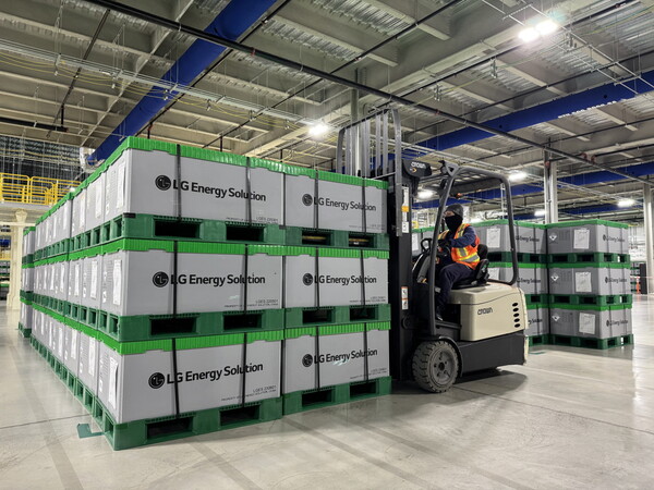 LG에너지솔루션 캐나다 '넥스트스타 에너지' 공장에서 ESS 제품이 출하되고 있다. [사진: LG에너지솔루션]