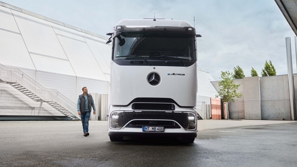 e악트로스 [사진: 메르세데스 벤츠]