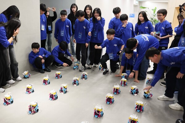 카카오모빌리티 주니어랩 5기에 참가한 학생들이 ‘라인 트레이서 릴레이 게임’을 하고 있다. [사진: 카카오모빌리티]