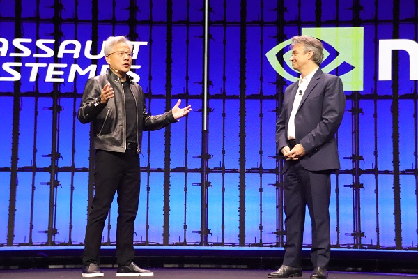 젠슨 황 엔비디아 CEO(왼쪽)와 파스칼 달로즈(오른쪽) 다쏘시스템 CEO가 3D익스피리언스월드2026 행사 현장에서 협력에 대해 발표하고 있다.