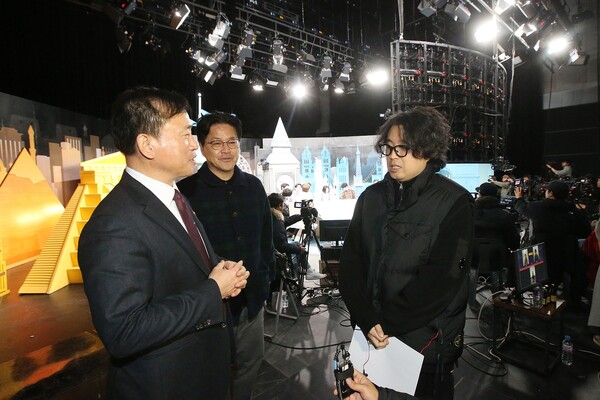 김종철 방송미디어통신위원회 위원장(왼)이 26일 JTBC 일산센터를 방문했다. [사진: 방미통위]