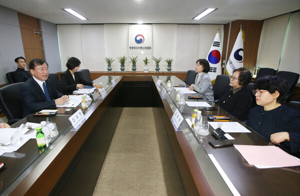 김종철 방송미디어통신위원회 위원장(왼쪽에서 첫번째)이 23일 정부과천청사에서 열린 '통신시장 소비자 단체 간담회'에서 한국소비자연맹, 한국여성소비자연합 등 주요 소비자 단체 참석 대표자와 간담회를 진행하고 있다. [사진: 방미통위]