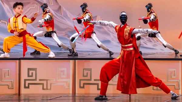 중국 춘절 TV 쇼에서 휴머노이드 로봇이 무대에 올라 큰 활약을 펼쳤다 [사진: 중국 CCTV]