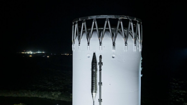 스타베이스에서 진행된 극저온 내성 시험 중 얼음으로 뒤덮인 스페이스X 슈퍼 헤비 부스터 상단 모습 [사진: 스페이스x]