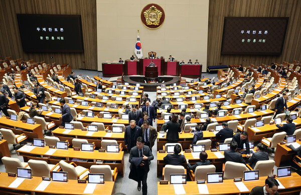 국민의힘 윤한홍 의원이 24일 국회에서 열린 2월 임시국회 8차 본회의에서 상법 일부개정법률안(대안)에 대한 무제한 토론(필리버스터)에 돌입하자 더불어민주당 의원들이 퇴장하고 있다. [사진: 연합뉴스]