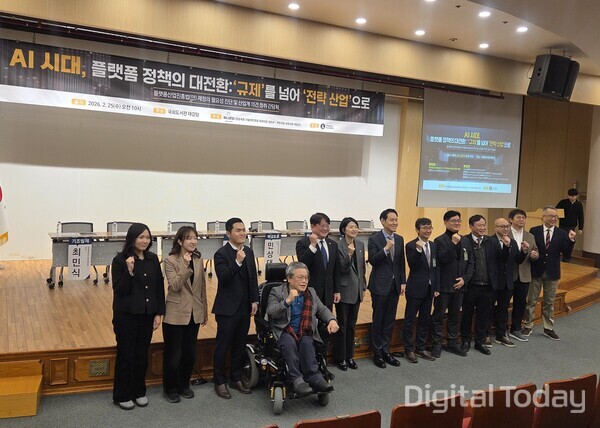 국회 유니콘팜 소속 의원들과 간담회 참석자들이 기념 촬영을 하고 있다. [사진: 이호정 기자]