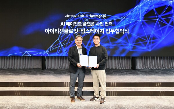 아이티센클로잇 조상철 부사장(왼쪽)과 업스테이지 권순일 CSO가 협약 체결 후 기념촬영을 하고 있다. [사진: 아이티센클로잇]