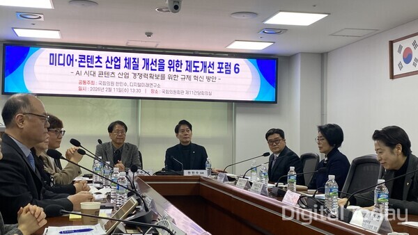 11일 여의도 국회에서 열린 '미디어·콘텐츠 산업 체질 개선을 위한 제도개선 포럼'. 더불어민주당 최민희·한민수·황정아 의원을 비롯 김희경 공공미디어연구소 수석연구위원, 강신규 한국방송광고진흥공사 책임연구위원 등 발제자와 토론자들이 참석했다. [사진: 디지털투데이]