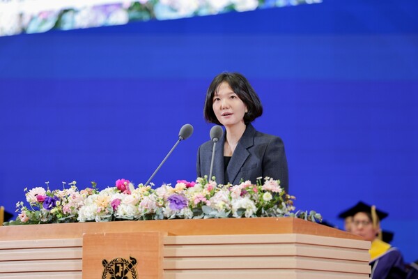 최수연 네이버 대표가 25일 서울대 관악캠퍼스 종합체육관에서 열린 2025학년도 80회 전기 학위수여식에서 축사하고 있다. [사진: 네이버]