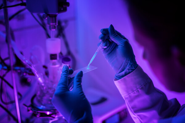 청색 양자점은 디스플레이 등 화면 기반 장치와 LED 조명 필수 요소인 청색광을 방출하는 발광 다이오드(LED)로 활용할 수 있다. [사진: QNA테크놀로지]