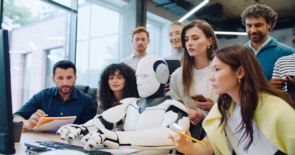 AI가 업무 효율을 높이는 동시에 직원의 업무량을 증가시킨다. [사진: 셔터스톡]