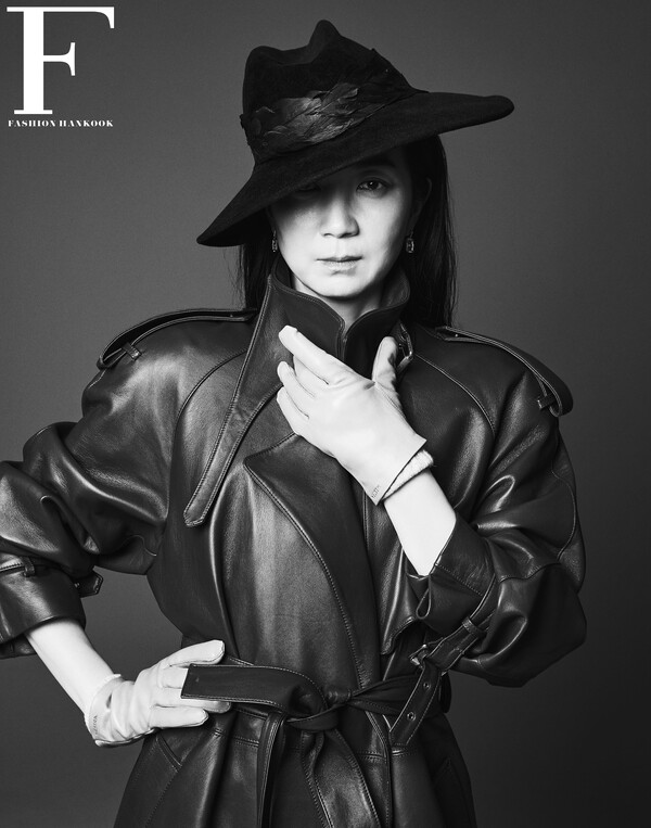 Peeking out from beneath Hannah Shin\'s leather trench is a delicate lace dress, adding depth and femininity to the edgy look. The rolled-up sleeves seamlessly blend into Hestra\'s leather gloves, while Maison Leplus jewelry provides the perfect finishing touch, tying the entire outfit together with effortless grace.   &nbsp;   KIM JOORYOUNG