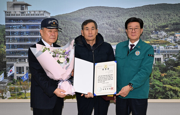 Honoring Heroes: The Emotional Ceremony for War Veteran 권중열’s Posthumous Medal