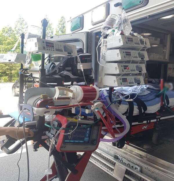 [사진2] SMICU 특수구급차에 탑재된 에크모(ECMO) 이송 장비