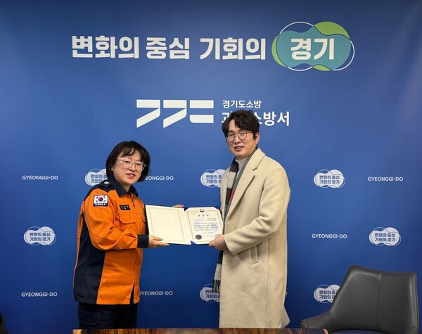 사진1. 이영환 교수가 표창장을 받고 있다.