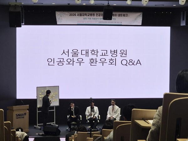 [사진] Q&A 세션을 진행 중인 모습