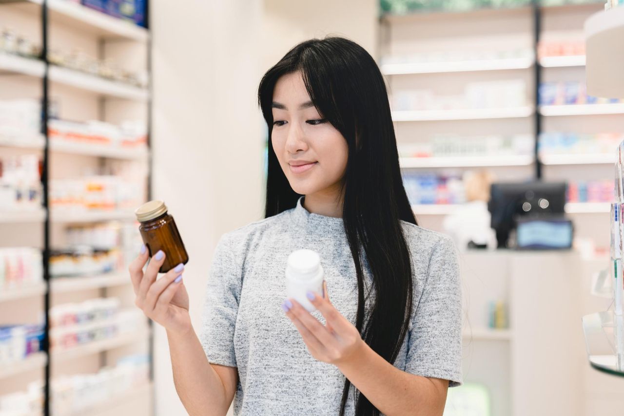 &nbsp;   Tips for Using Pharmacies in Paris / Designed by Freepik