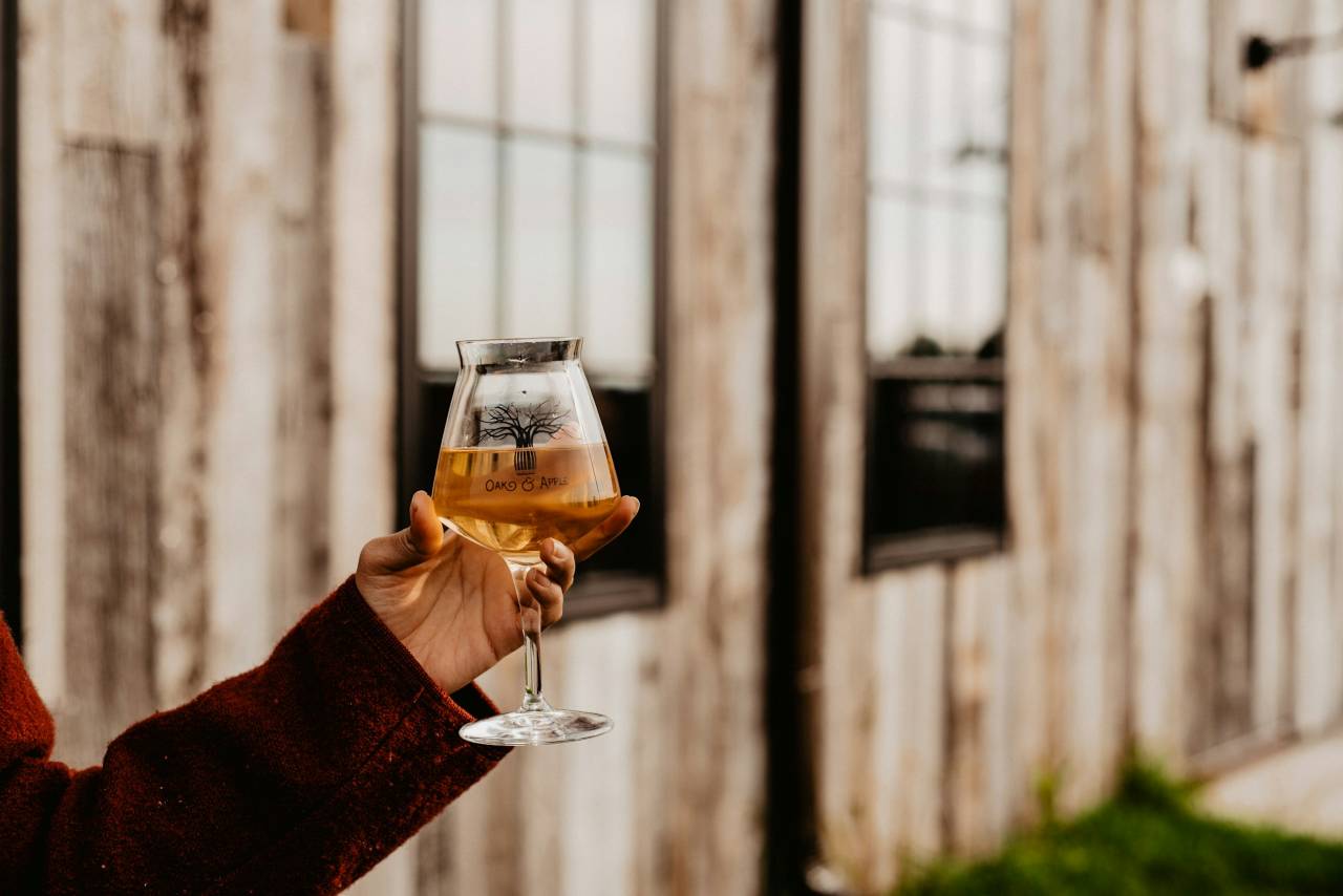 발효사과주 시드르 맛보기 / 사진=unsplash@Olivia Bauso