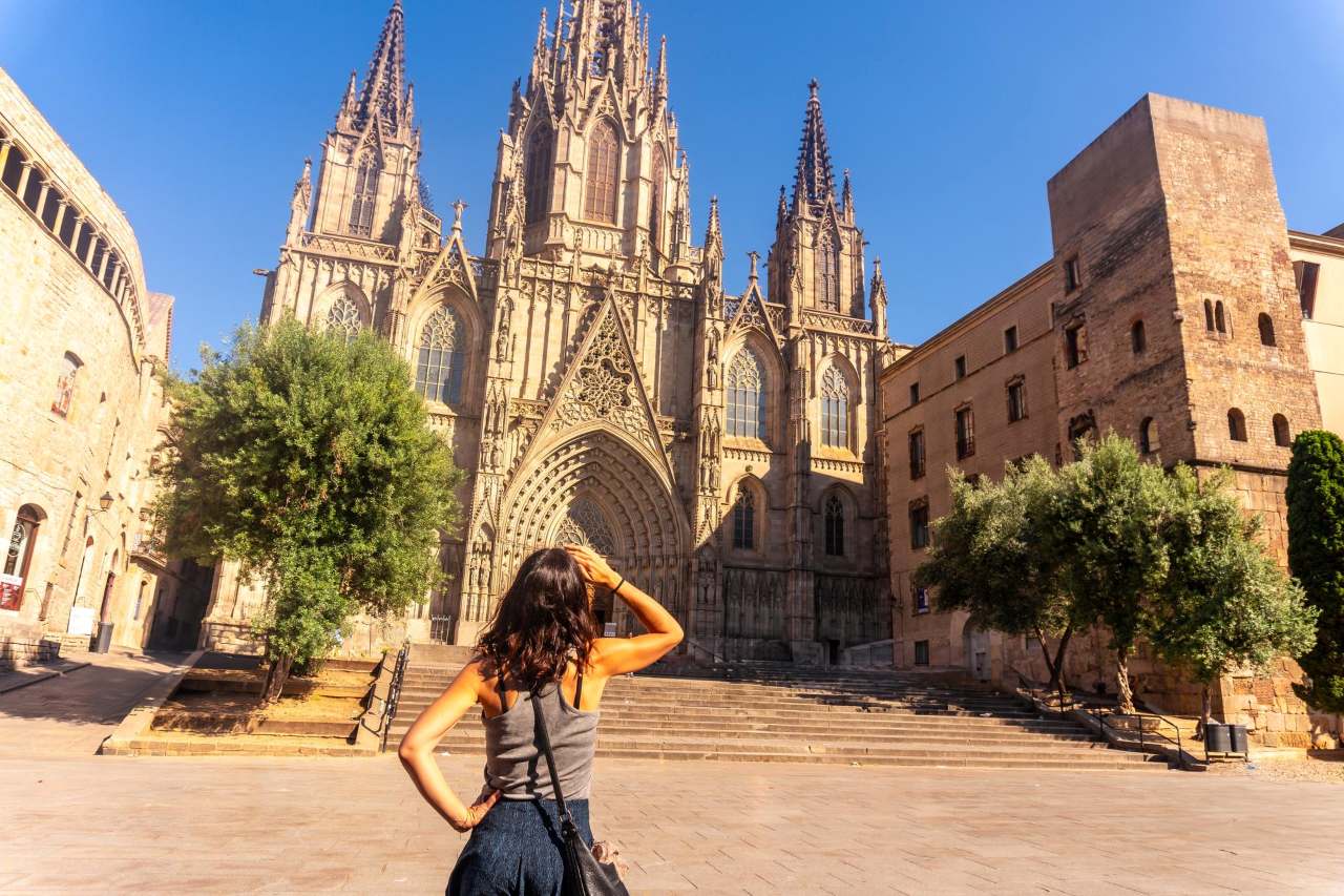 &nbsp;   Southern France? Don\'t miss Barcelona! / Designed by Freepik