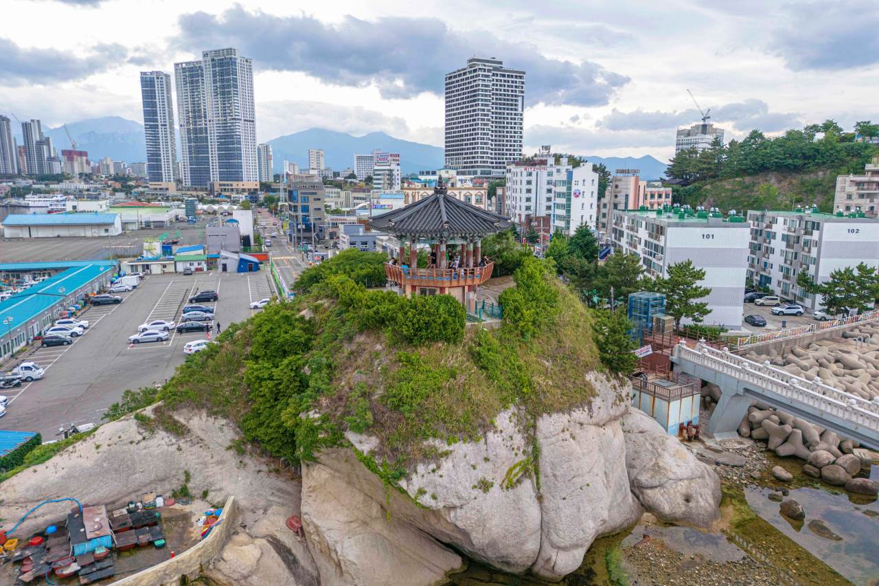 영금정과 등대전망대 / 사진=한구관광공사 포토코리아@황성훈