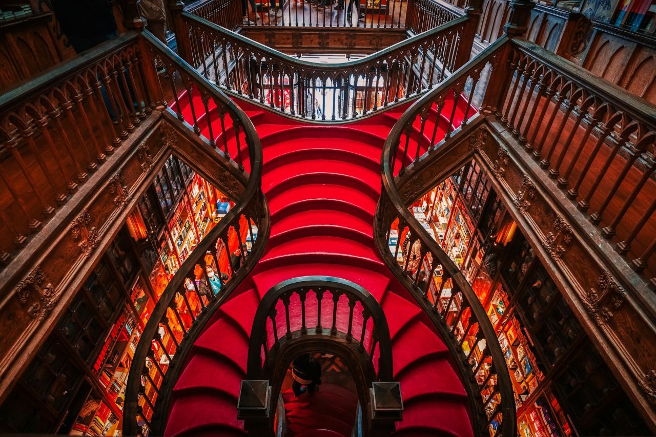 포르투 렐루서점 / 사진=unsplash@Dmitri Zotov