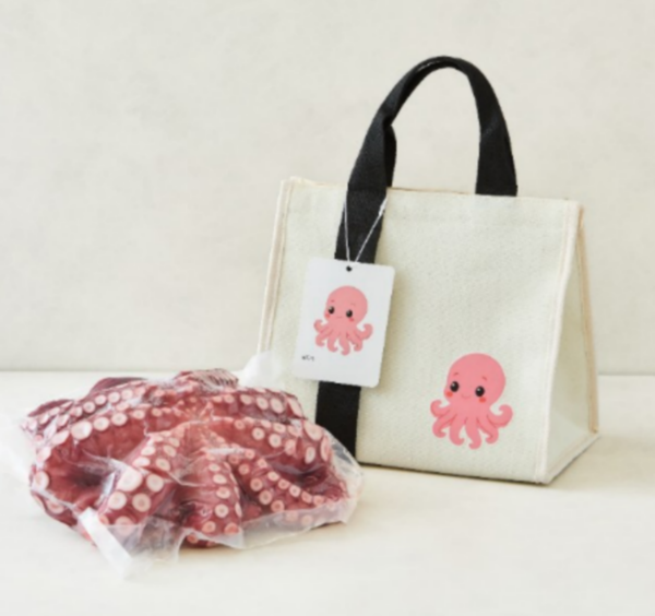 &nbsp;   The Lunar New Year Hand-Carry Domestic Octopus Gift Set comes with an adorable octopus-themed insulated bag. Image: Lotte Mart