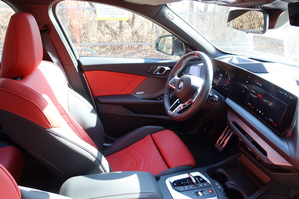 BMW 뉴 M135 xDrive 운전석 [오두환 기자]