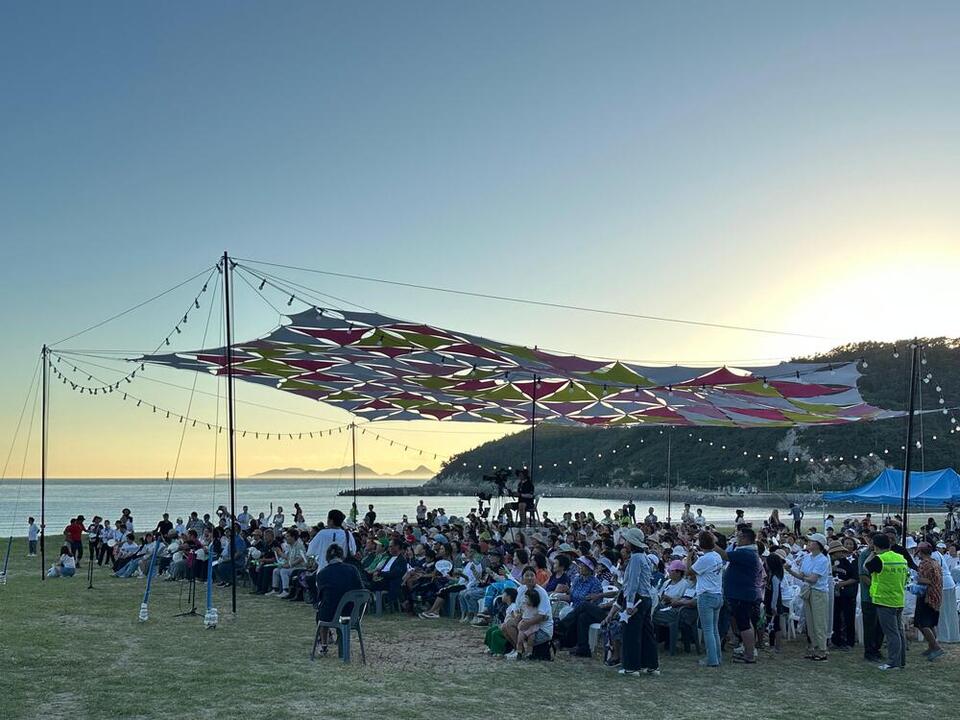 &nbsp;   ▲ The Jusum Jusum Music Festival lights up Seopori Beach on Deokjeokdo, Incheon. / Photo: Incheon City