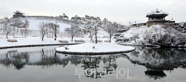한얀 눈에 덮혀 아름다운 풍경화를 그려낸 방화수류정과 용연
