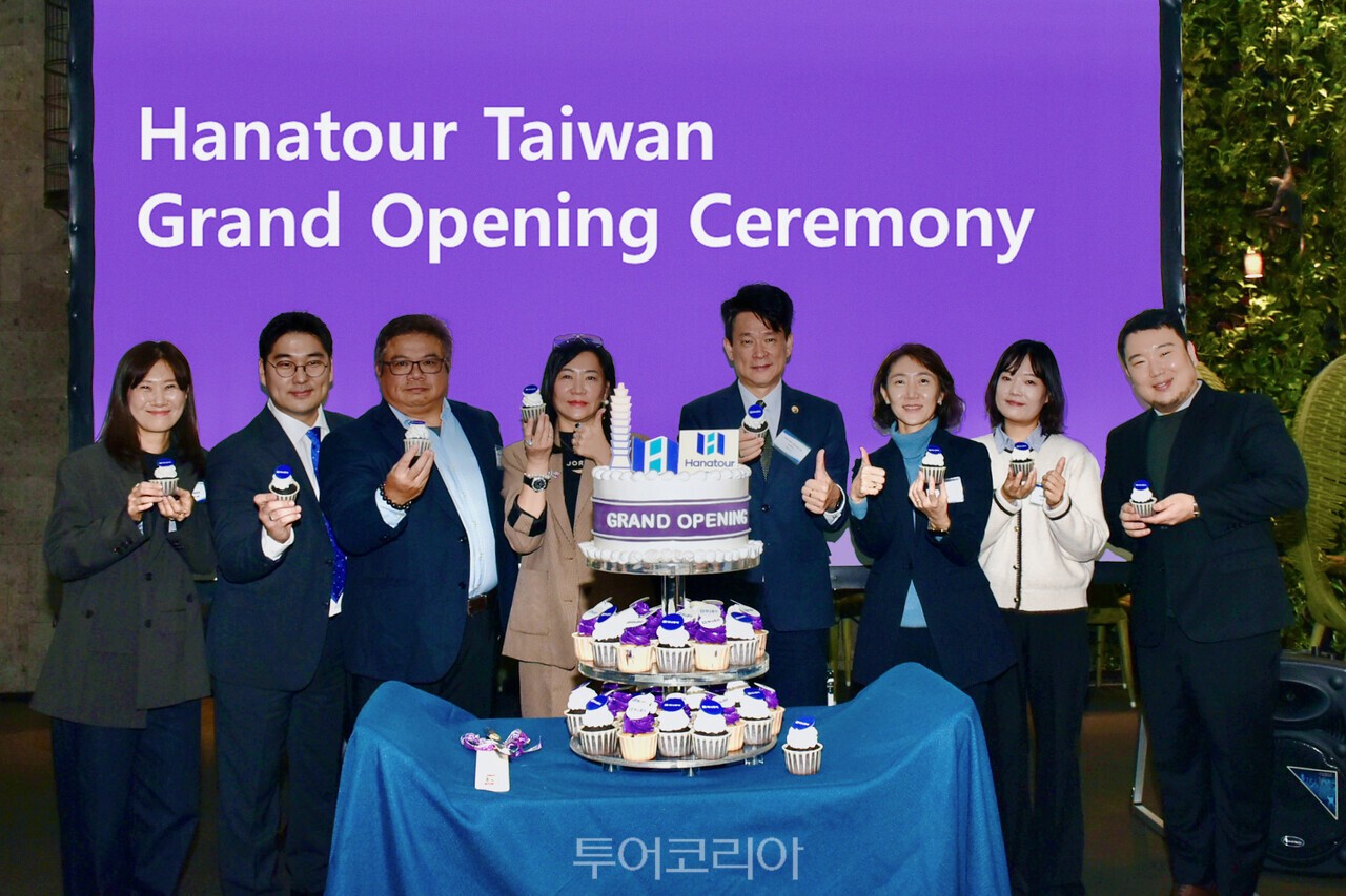 지난 1월 29일 타이베이에서 진행된 대만 지점 오픈식에서 송미선 하나투어 대표이사(오른쪽에서 세번째)가 중화민국교통부관광국 황세방 부서장(오른쪽에서 네번째), 중화민국여행업품질보장협회 소광성 부이사장(왼쪽에서 세번째), 타이베이시여행상업동업공회 진이선 이사장(왼쪽에서 네번째) 등과 함께 기념촬영을 하고 있다./사진-히나투어