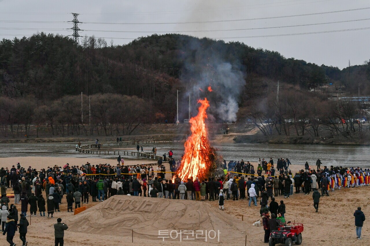 영주 무섬마을  정월대보름 달집태우기 /사진-영주시