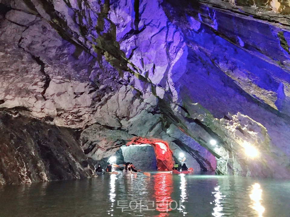 활옥동굴 내부 동굴보트장/사진-충주시