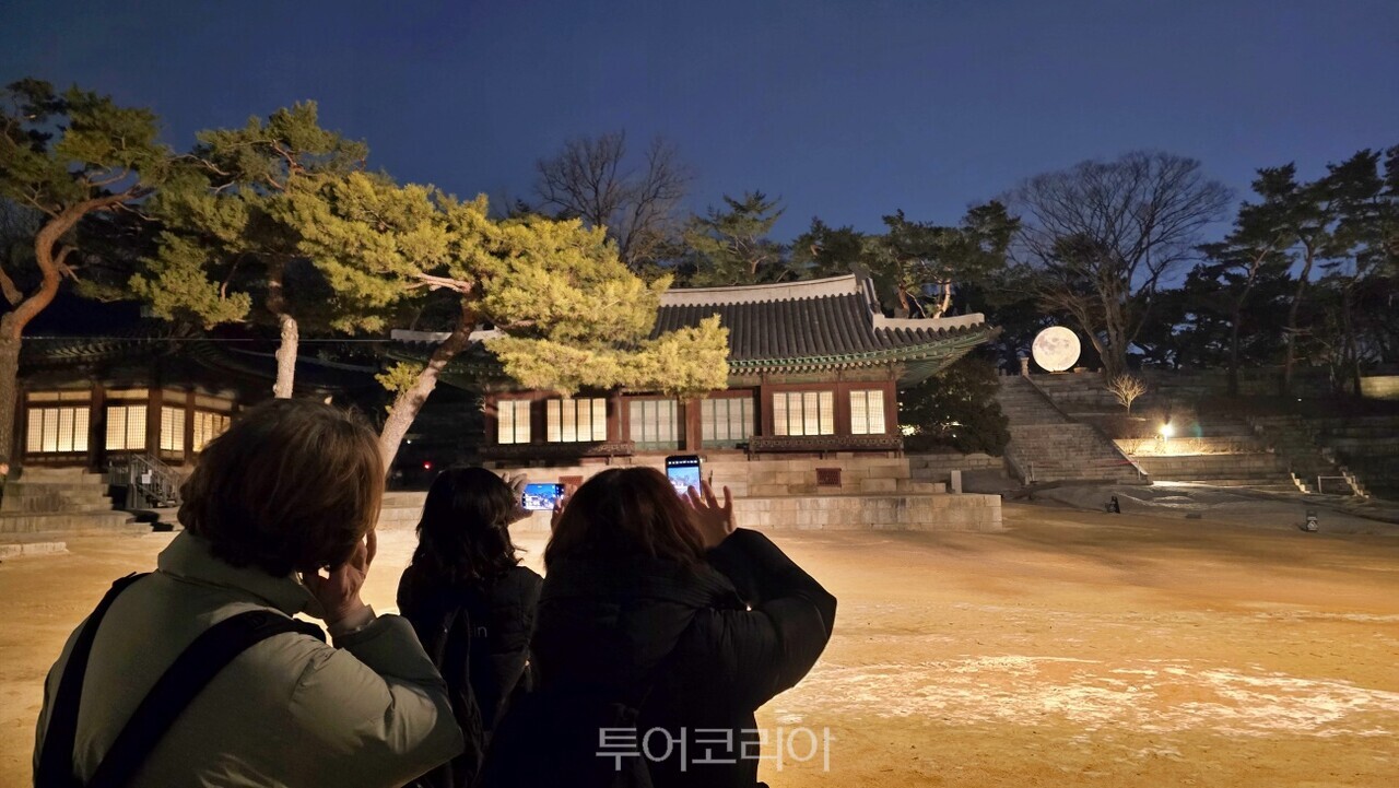 창경궁 정월대보름 행사에서 모형 보름달을 감상하고 있는 관람객/사진-국가유산청