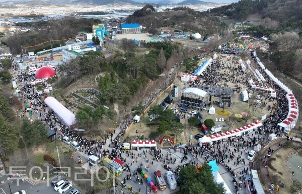 ▲지난해 성황리에 개최된 논산딸기축제 행사장 모습. /사진-논산시