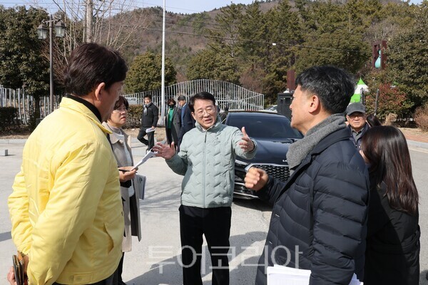 강진원 강진군수와 이호남 강진군축제추진위원장이 오는 21일부터 열리는 제54회 강진청자축제를 앞두고 현장 안전점검에 나서 관계자들과 대화를 나누고 있다. /사진-강진군