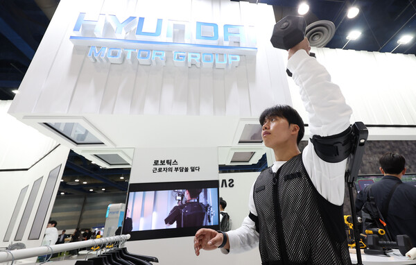 [서울=뉴시스] 김선웅 기자 = 지난해 12월3일 서울 강남구 코엑스에서 열린 2025 코리아 테크 페스티벌 현대차그룹 부스에서 관계자가 로보틱스랩의 산업용 웨어러블 로봇 '엑스블 숄더'를 시연하고 있다. 2025.12.03. mangusta@newsis.com