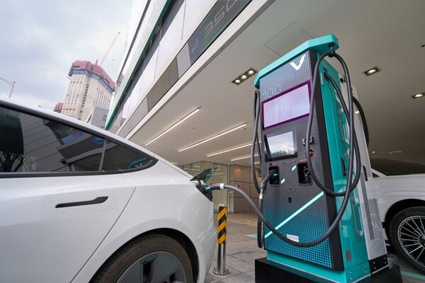 [서울=뉴시스] 전기차 급속 충전이 일상화된 상황에서 배터리를 둘러싼 논쟁이 이용자들 사이에서 반복적으로 제기되고 있다. 사진은 채비 3세대 급속 충전기 ‘슈퍼소닉(SuperSonic)’ *재판매 및 DB 금지