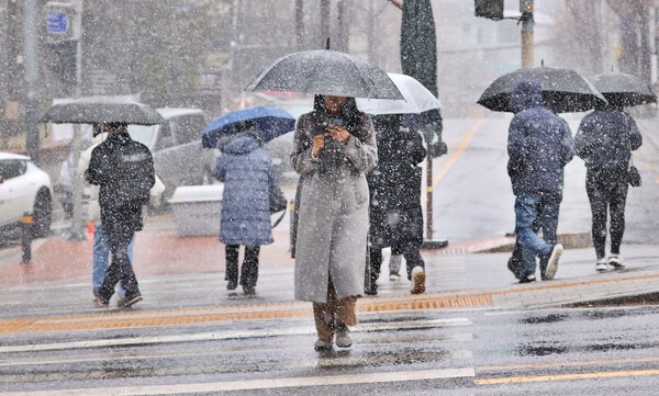 [기상속보]오늘날씨 전국 곳곳 눈·비,빙판길·살얼음 주의 서울 낮 4도...주말,주간예보/사진=연합뉴스