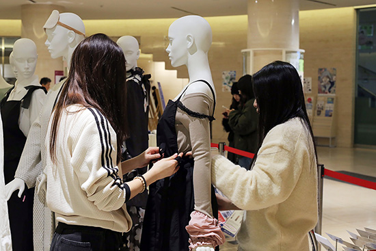 &nbsp;   Students eagerly prepare their displays for the global fashion marketing & tech exhibition at the Kobe Fashion Museum. (Photo: Keimyung University)