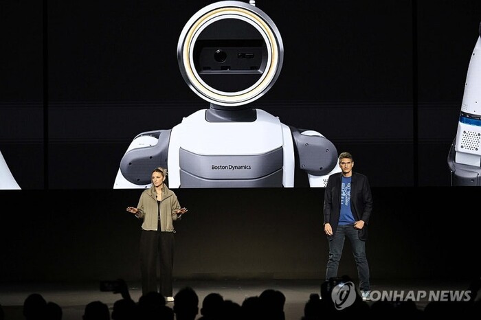 'CES 2026' 전시회 개막에 앞서 지난달 5일(현지시각) 미국 라스베이거스에서 열린 현대차그룹 프레스 컨퍼런스에서 휴머노이드 로봇 아틀라스 시제품이 공개되고 있다. (사진=연합뉴스)