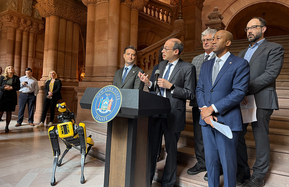 뉴욕 로보틱스의 공동 창립자 제이콥 헤네시-루빈(뒷줄 맨 오른쪽)을 비롯한 로봇 전문가들이 미국 뉴욕주 올버니의 뉴욕주  의사당 앞에서 '로봇법 제정' 지지 입장을 밝히고 있다. (사진= New York Robotics 제공)