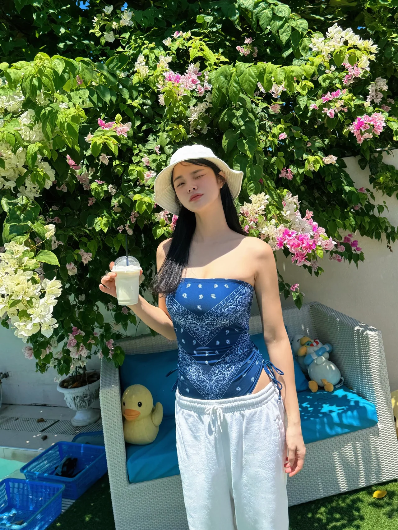 &nbsp;     Mix-and-Match Magic | From Beach to Street: Nailing Vacay Chic with White Pants / Photo: Han Eudum\'s Instagram