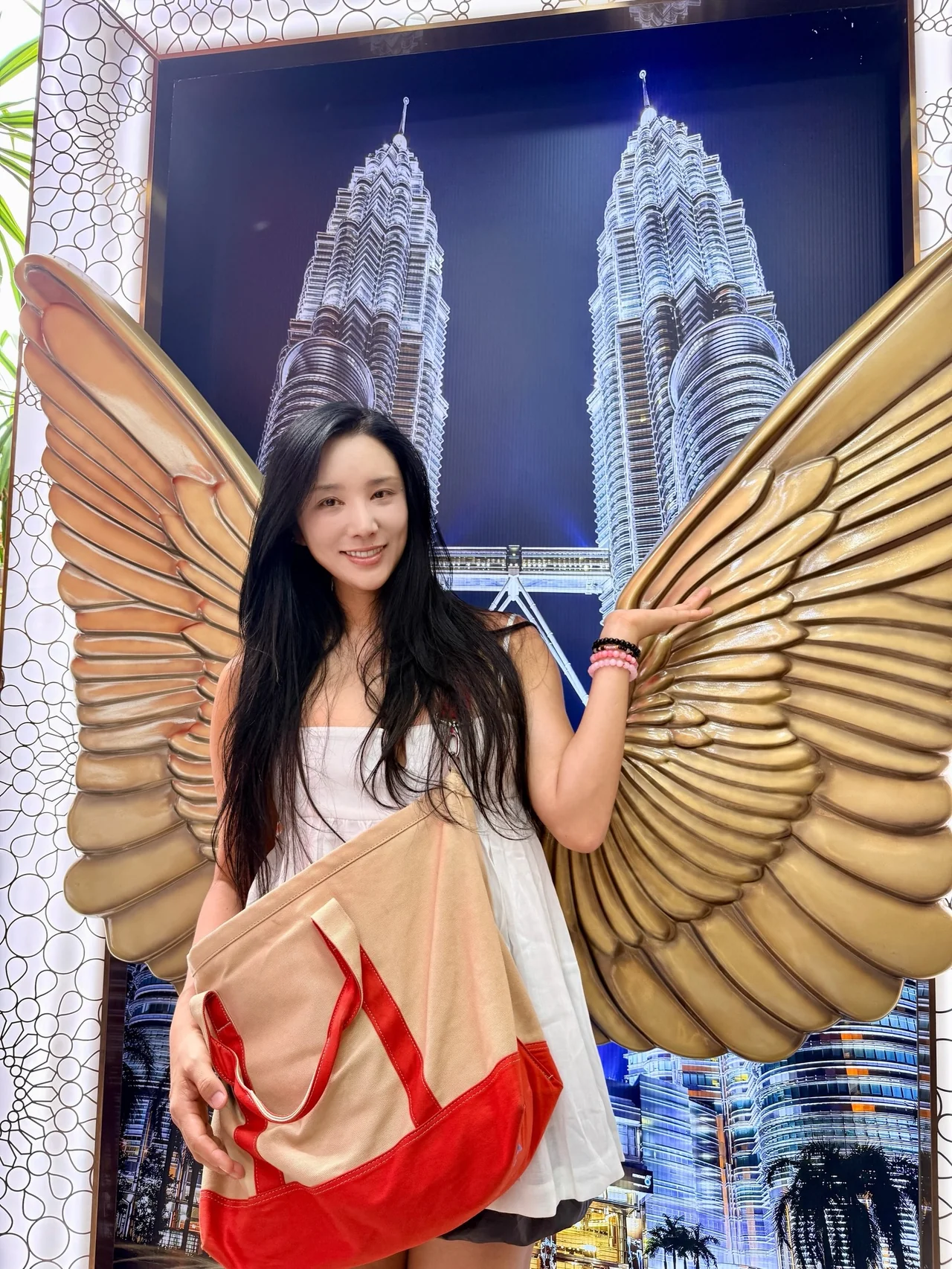 &nbsp;     Golden Wings & Twin Towers | Radiating Good Vibes That Outshine the Skyline / Photo: Jeong Ah-reum\'s Instagram