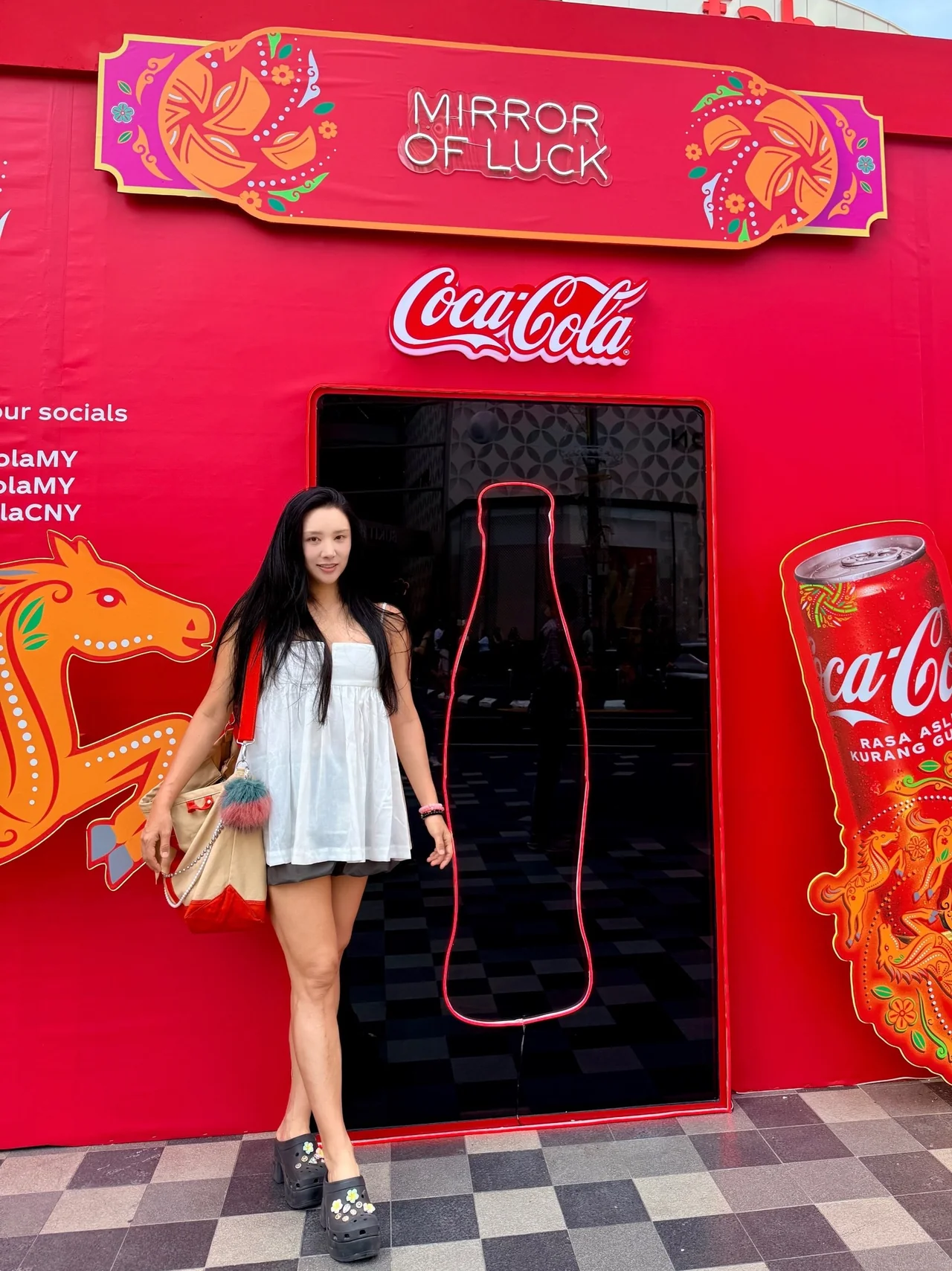 &nbsp;     Coca-Cola Company Pop-Up & Mirror of Luck | Standing Out in a Sea of Red / Photo: Jeong Ah-reum\'s Instagram
