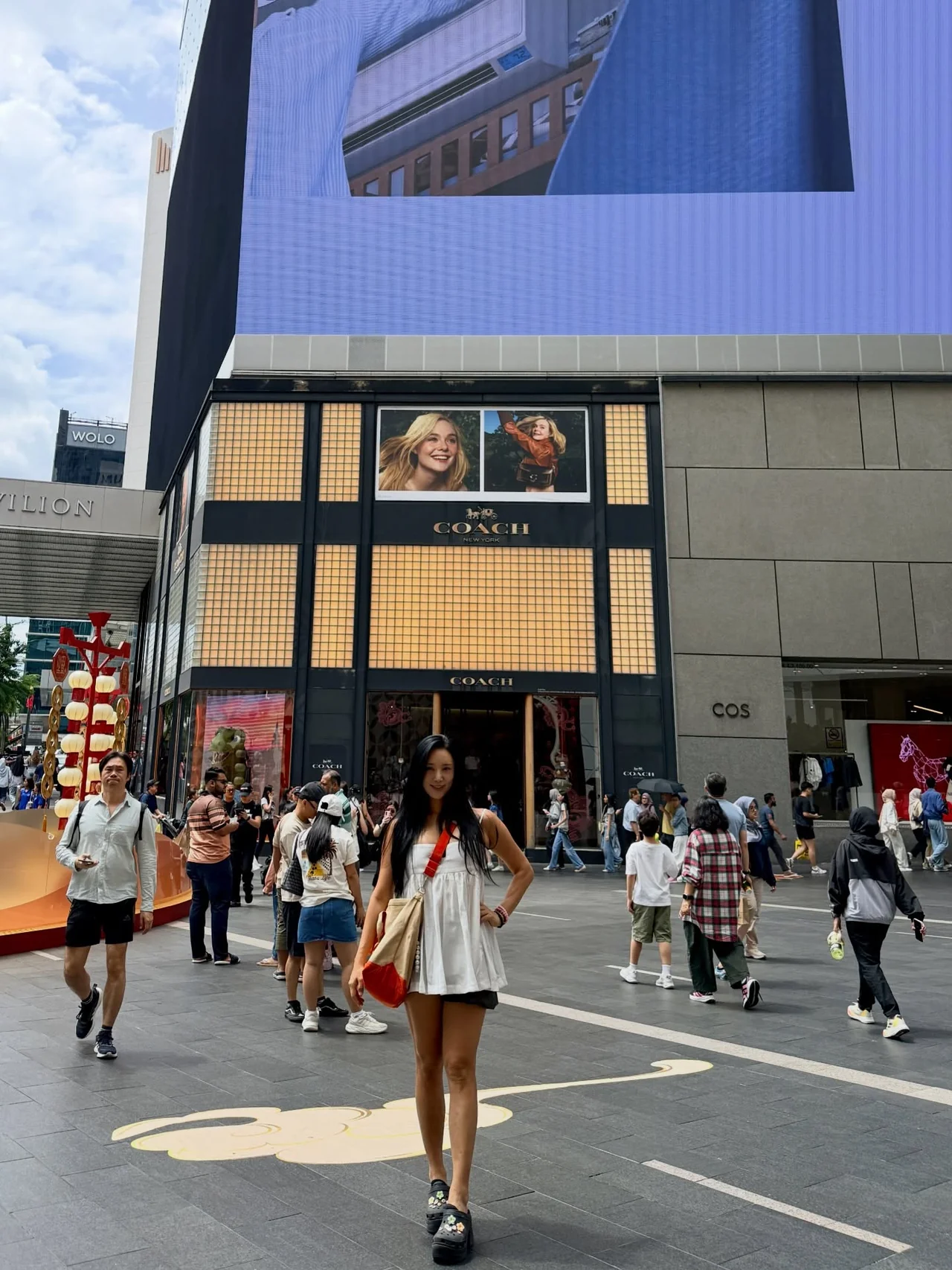 &nbsp;     Bukit Bintang Street Style | Effortlessly Cool Summer Looks in Shopping Paradise / Photo: Jeong Ah-reum\'s Instagram
