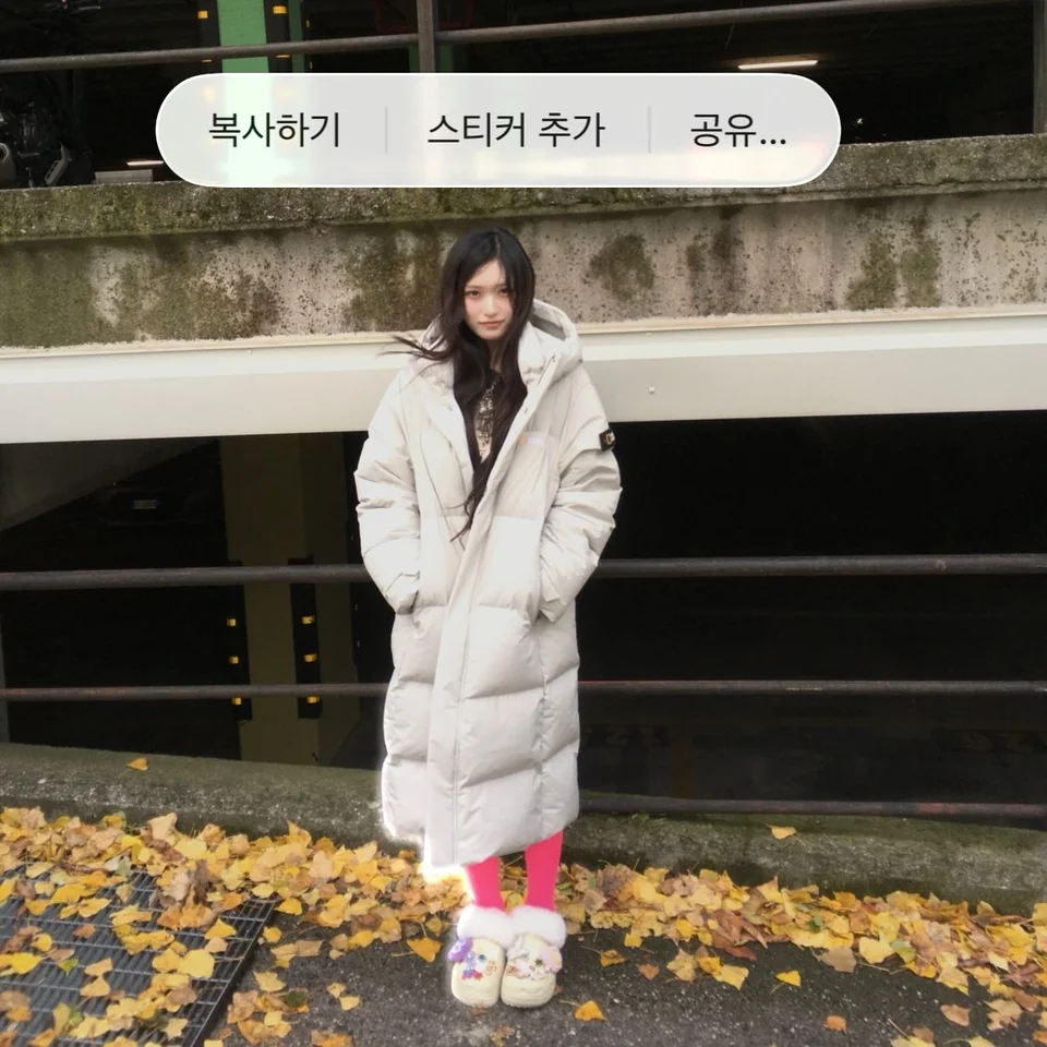 &nbsp;     Kitsch Winter Kicks: Gen Z\'s Cold-Weather Footwear Game with Hot Pink Stockings and Fuzzy Crocs / Photo: Lee Seo\'s Instagram