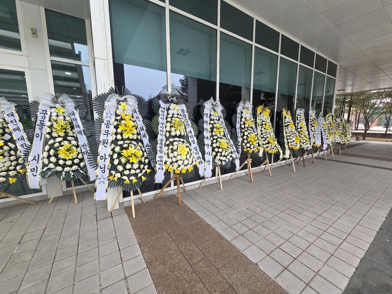 &nbsp;   On February 10, a long line of floral tributes from anonymous citizens opposing the Daejeon-Chungnam administrative integration appeared in front of the Daejeon City Council. Reporter Lee Jun-seop documented the scene.