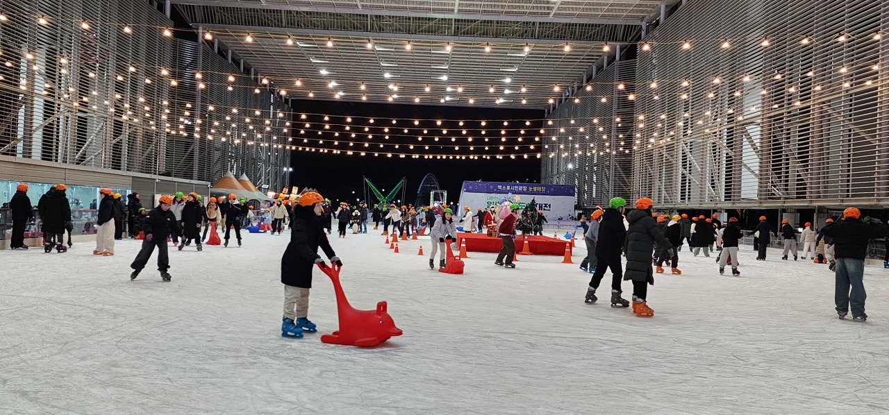 Daejeon’s Dreamy Outdoor Ice Rink: 195,000 Visitors and Exciting Weekend Events!